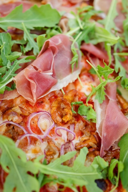 Foto closeup-foto einer pizza mit prosciutto und arugula foto