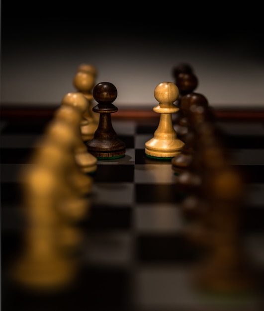 Closeup foto de figuras de ajedrez en un tablero de ajedrez con un borroso