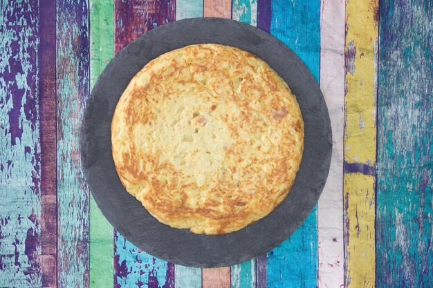 Closeup foto de una tortilla redonda sobre una mesa de madera