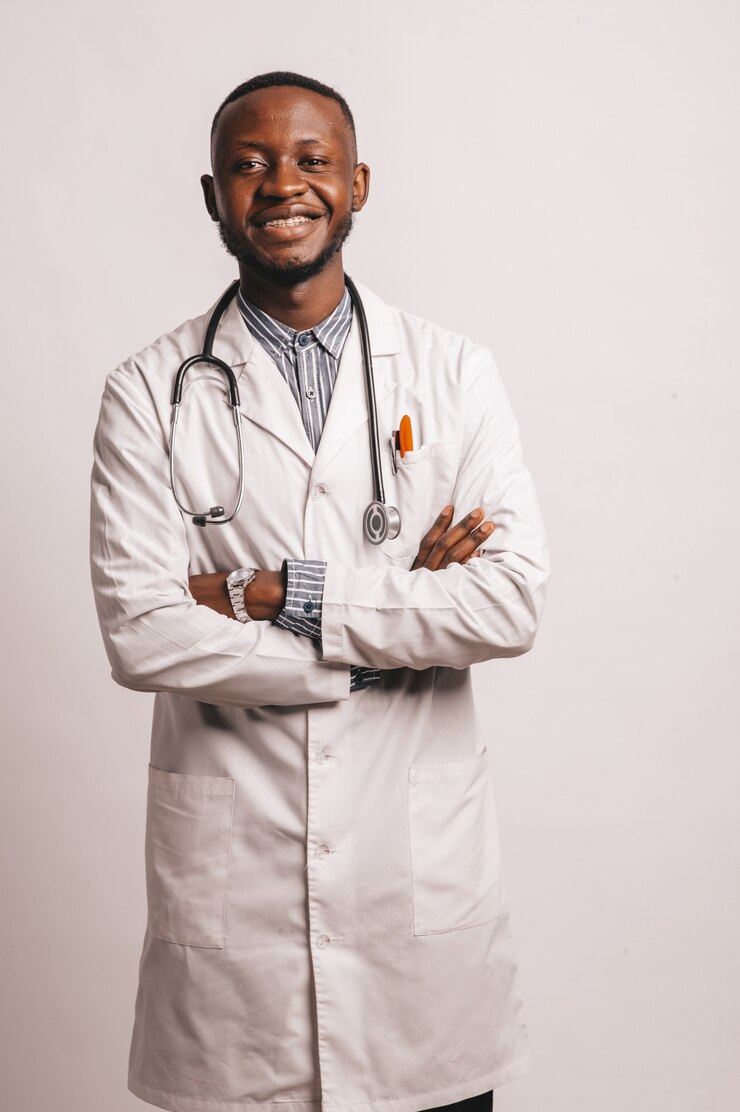 Foto closeup fotografia de um jovem médico afro-americano de uniforme branco contra o branco