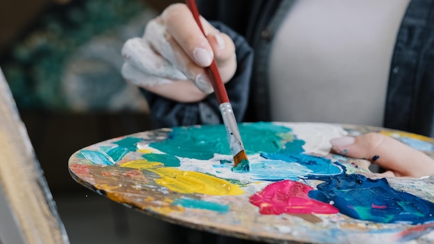 Closeup Frau weiblicher Handkünstler Maler malt Zeichnungen und schafft neue Kunst auf Leinwand Lektion der Malerei