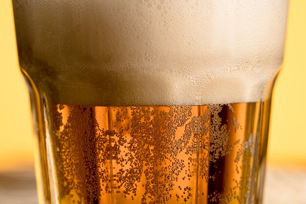 Foto closeup frio copo de cerveja com bolha
