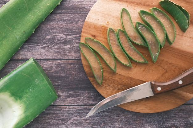 Closeup frische Aloe Vera auf einem Schneidebrett in Scheiben geschnitten