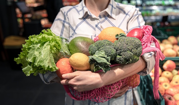 Closeup frutas e legumes em uma sacola de compras em um supermercado