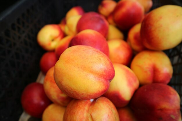 Closeup frutas frescas de nectarina orgánica para la venta en el mercado