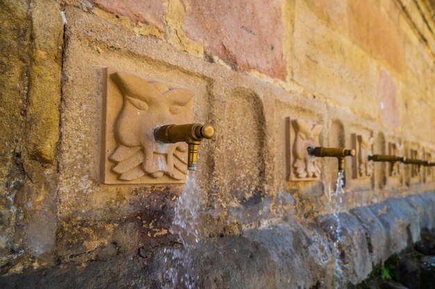 Closeup de la fuente de 8 tuberías en Ronda Andalucía España