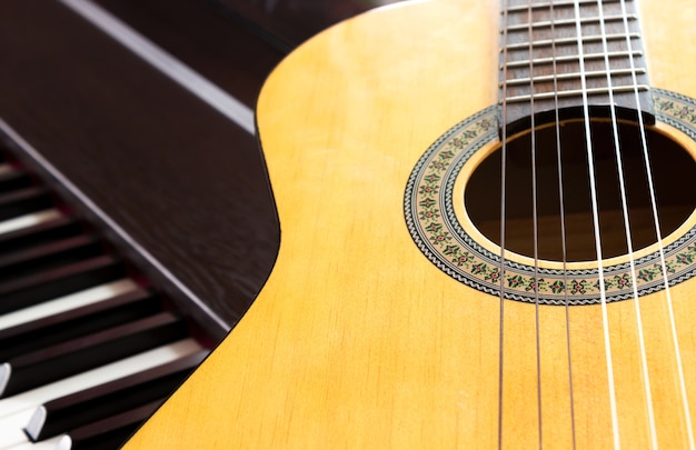 Closeup Gitarre und Klavier Schlüssel.