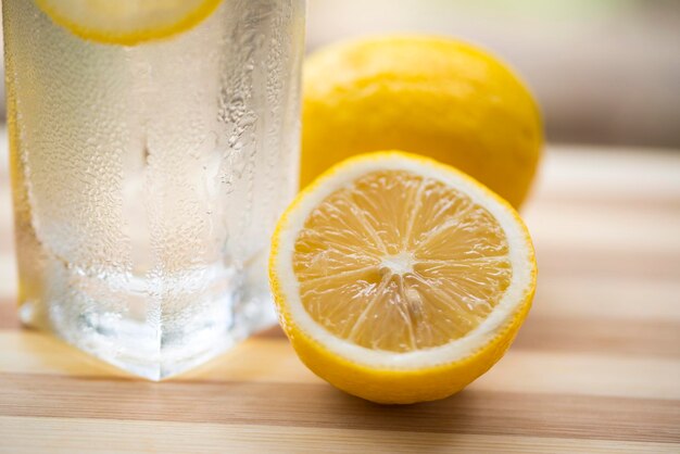 Closeup Glas Limonade auf roter Tischplatte