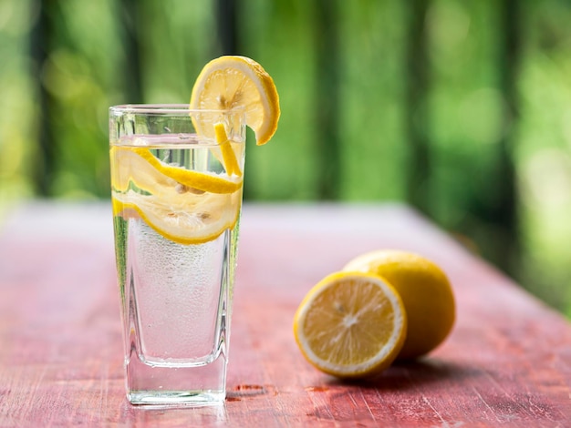 Closeup Glas Limonade auf roter Tischplatte