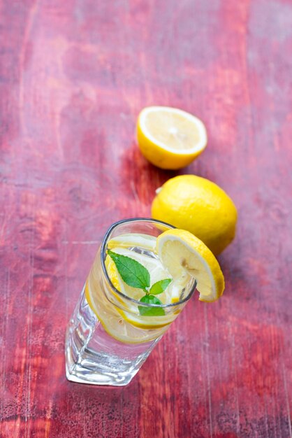 Closeup Glas Limonade auf roter Tischplatte