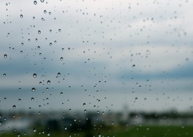 Closeup gotas de lluvia en la ventana con enfoque selectivo