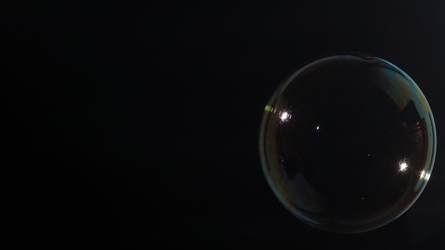 Closeup grande bolha bonita no fundo preto