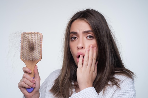 Closeup Haarausfall Haarausfall in Haarbürste Stress Problem der Frau mit einem Kamm