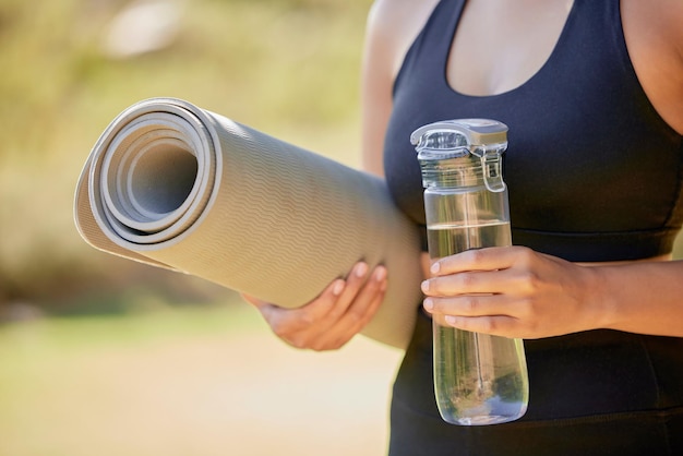 Closeup Hände und Yoga von Frau mit Wassermatte und Wellness-Übung und Zen in der Natur Zoom Pilates und Hand eines Mädchens auf dem Land für Zen- und Cardio-Meditation und Training für psychische Gesundheit