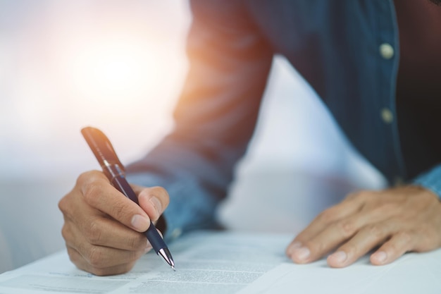 Closeup Handzeichen auf Dokumentensignatur Vertragsleiter