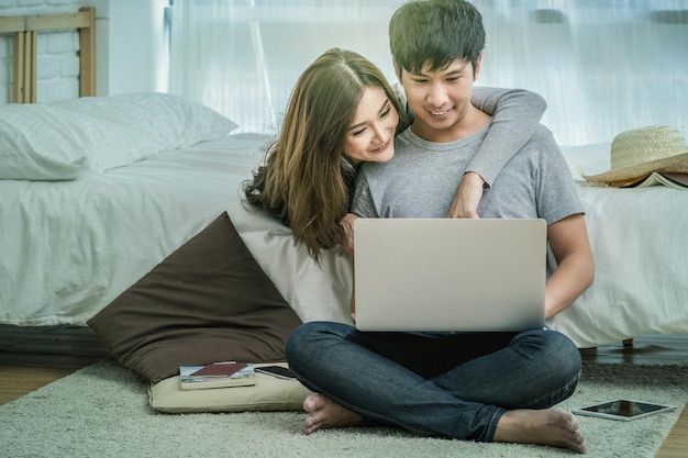 Closeup Happy Asian Lover o pareja hablando y sonriendo