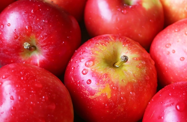 Closeup Haufen von frischen reifen Äpfeln mit Wassertröpfchen