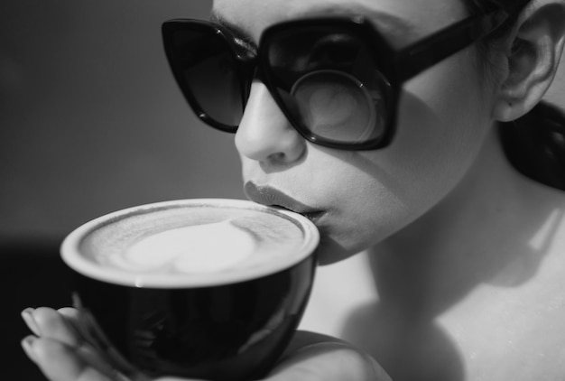 Closeup hermosa chica con café belleza mujer romántica con taza de café cerca mujer labio con