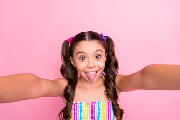 Closeup hermosa dama divertida dos colas hacen lengua de palo selfie