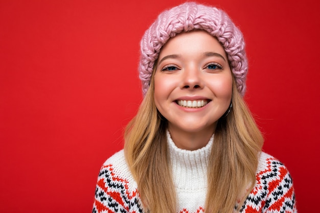 Closeup hermosa feliz sonriente joven rubia mujer de pie aislado