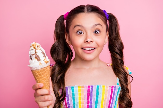 Closeup hermosa señorita divertida mantenga crema de helado de cono grande