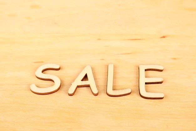 Closeup Holzbuchstaben quotsalequot auf einem hölzernen Hintergrund