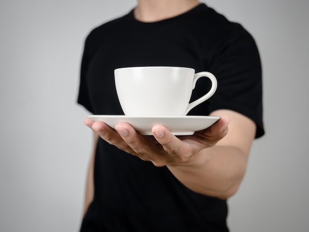 Closeup hombre mano dando café taza estudio tiro