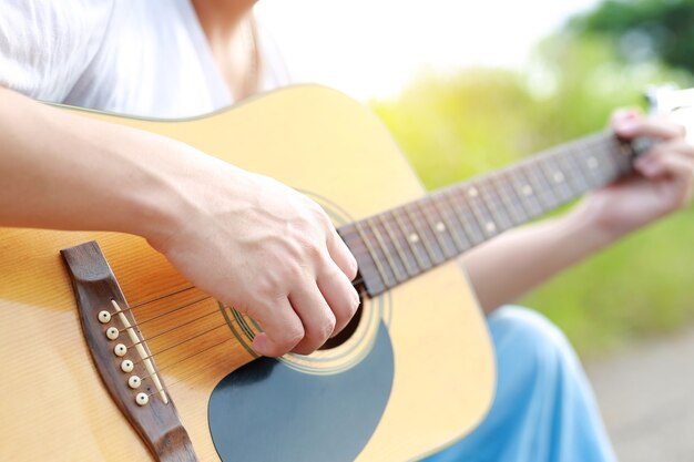 Closeup homem tocando violão ao ar livre