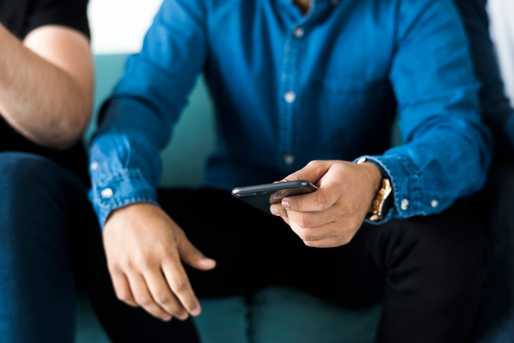 Foto closeup, homem, usando, móvel, telefone