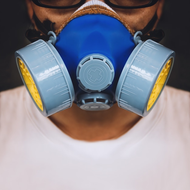 Closeup homens vestindo máscara respiratória cartucho industrial filtro anti-poeira segurança química