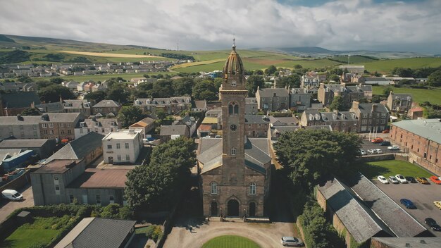 Closeup igreja antiga na atração da arquitetura histórica aérea da cidade da Europa na Escócia