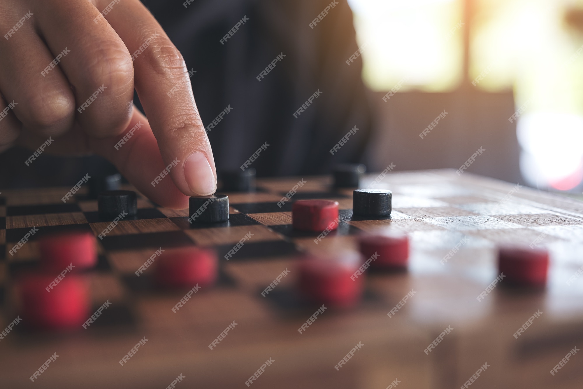 Closeup imagem de pessoas jogando e se movendo damas em um tabuleiro de  xadrez