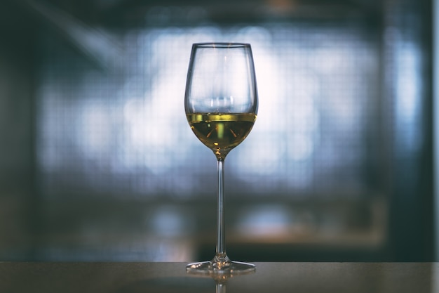 Closeup imagen de champán en una copa de vino con fondo claro borroso