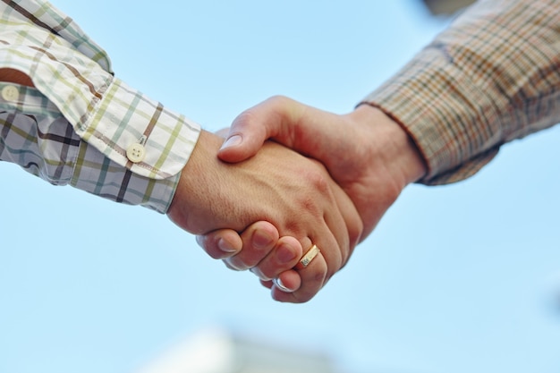 Closeup imagen de empresarios dándose la mano, haciendo un acuerdo