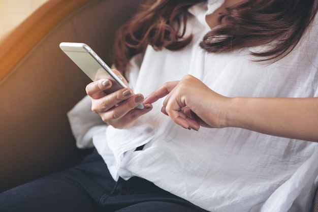 Closeup imagen de una mujer asiática con un teléfono inteligente