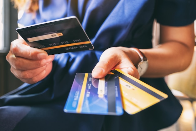 Closeup imagen de una mujer sosteniendo y mostrando la tarjeta de crédito