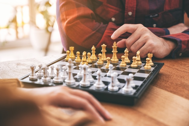 Closeup imagen de personas moviéndose y jugando al juego de tablero de ajedrez juntos