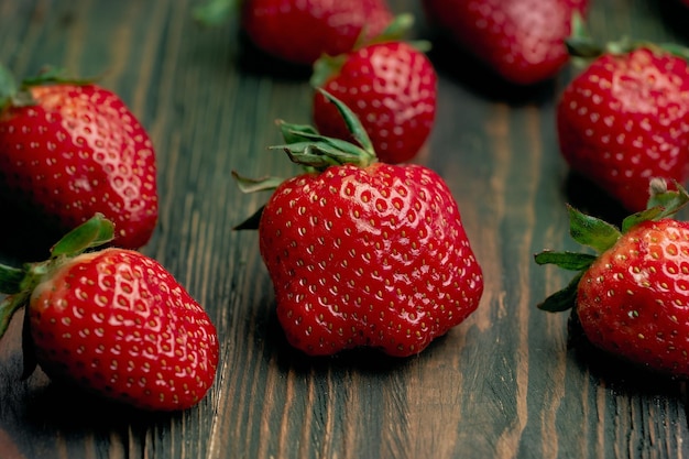 Closeup jugosas fresas sobre un fondo de madera