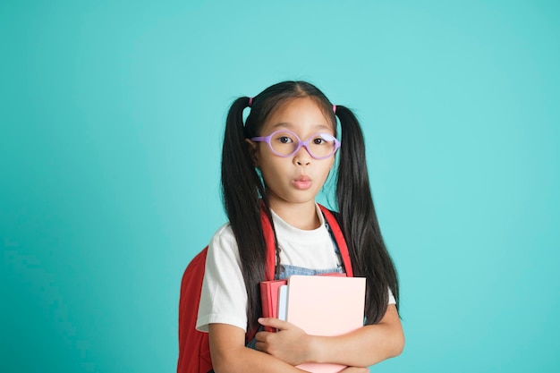 Closeup Kind Schulmädchen mit Brille sie schön süß attraktiv fröhlich erstaunt