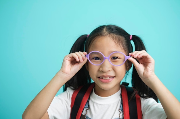 Closeup Kind Schulmädchen mit Brille sie schön süß attraktiv fröhlich erstaunt