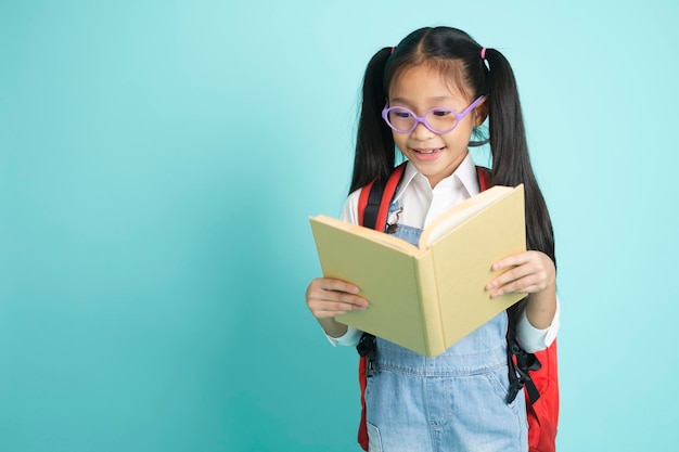 Closeup Kind Studenten Mädchen lächelnd mit Buch zur Schule gehen