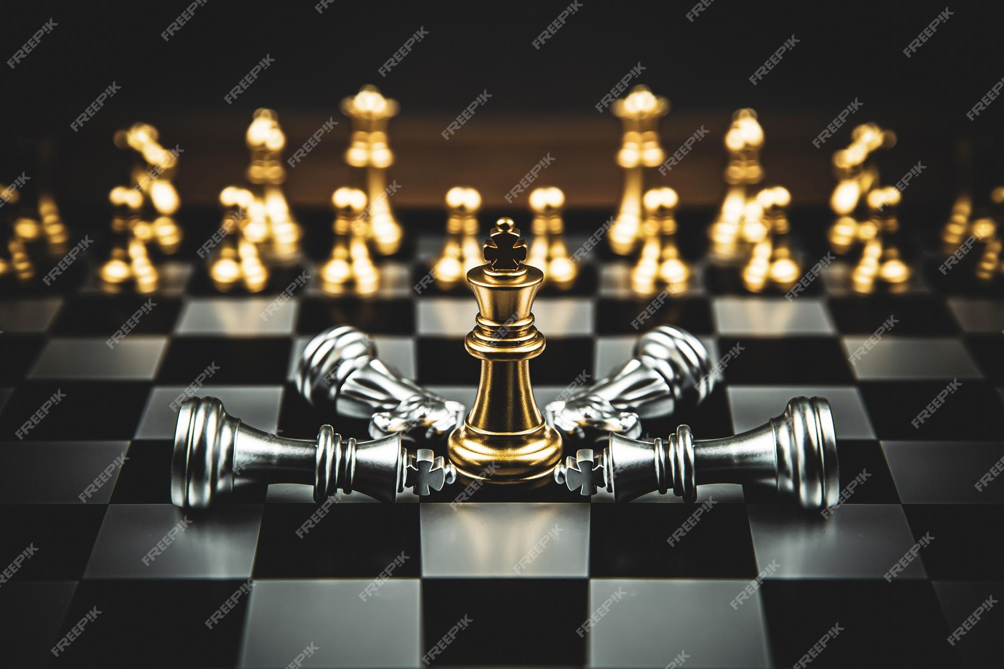 King chess fica em conceitos de tabuleiro de xadrez de desafio de  competição de equipe de negócios líder ou voluntário de trabalho em equipe  ou plano estratégico de vitória e liderança e