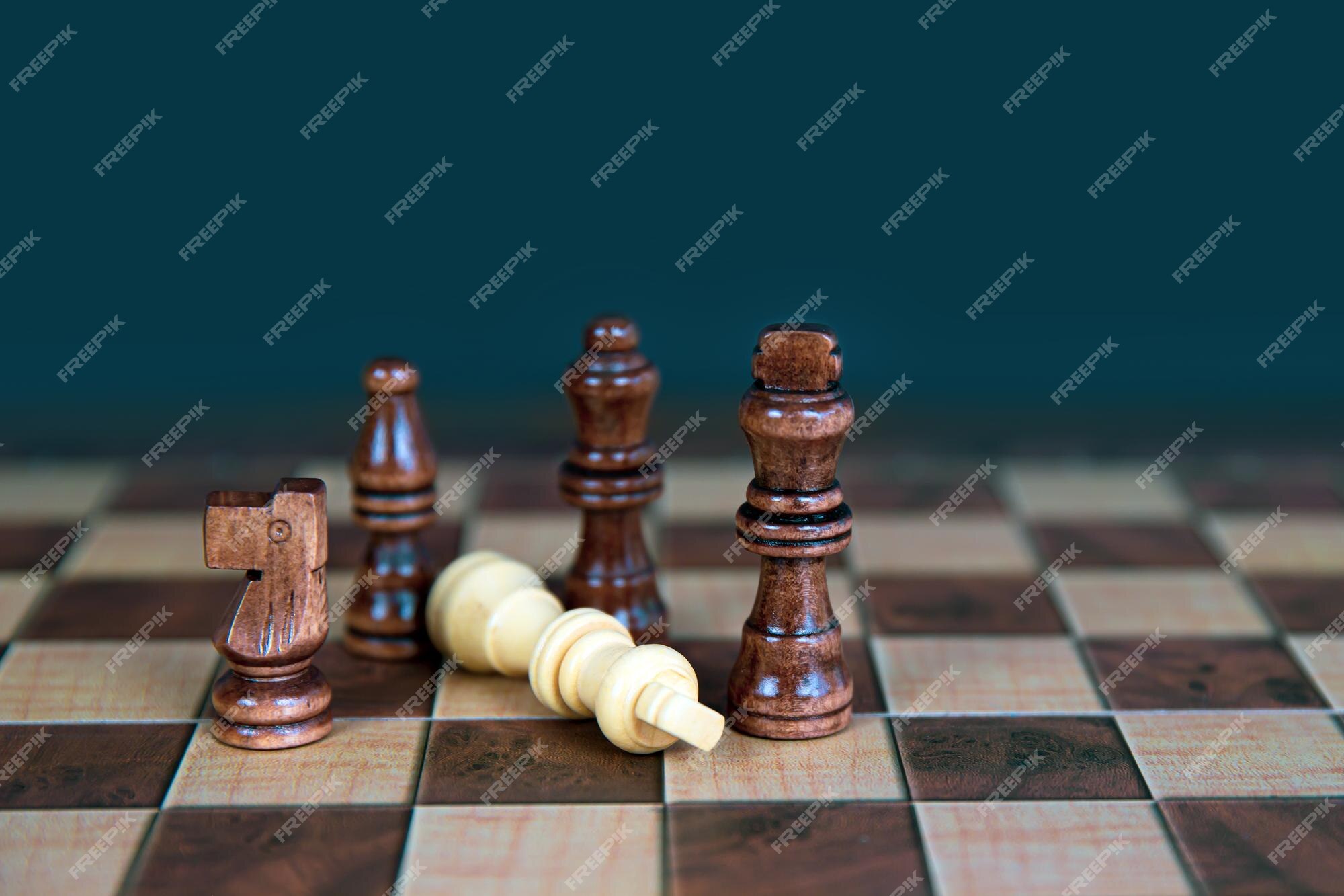 Closeup king chess stand em queda de conceitos de xadrez de desafio de  competição da equipe de negócios líder ou voluntário de trabalho em equipe  ou plano estratégico de vitória e liderança