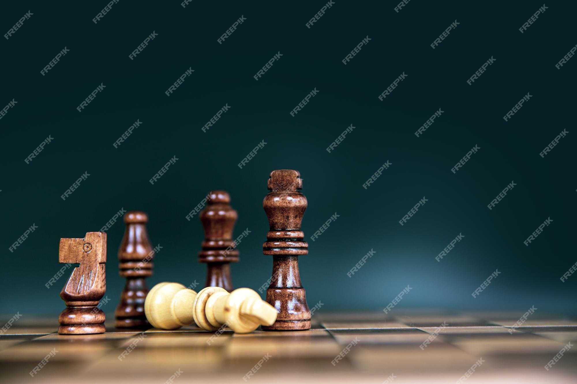 Closeup king chess stand em queda de conceitos de xadrez de desafio de  competição da equipe de negócios líder ou voluntário de trabalho em equipe  ou plano estratégico de vitória e liderança