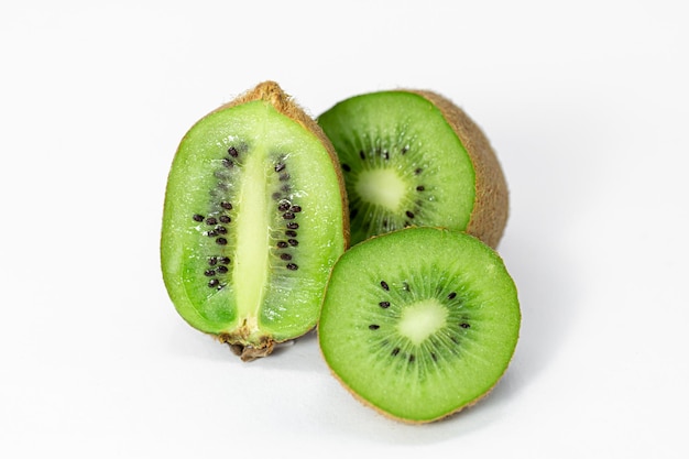 Closeup Kiwi auf einem weißen Hintergrund isoliert