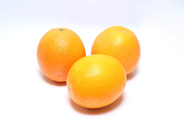 closeup laranja frutas no fundo branco