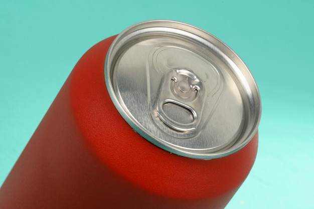 Foto closeup de latas de refresco rojo