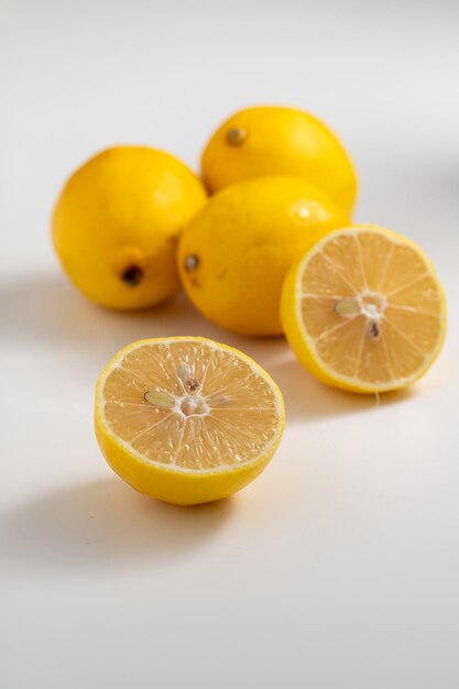 Closeup limones sobre un fondo blanco.