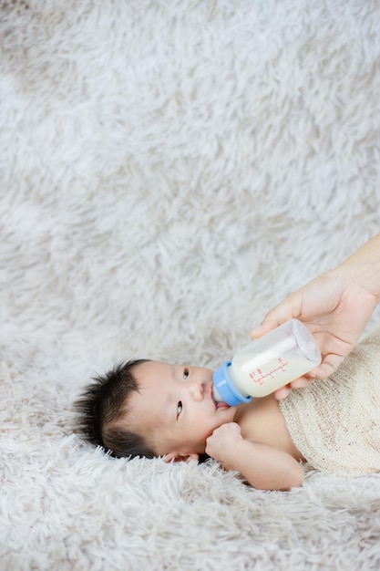 Closeup mãe alimentando bebê infantil por garrafa