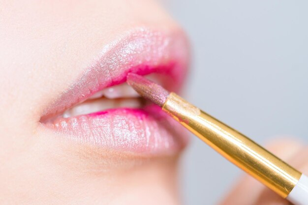 Closeup Make-up Make-up im Prozess Make-up-Künstler trägt Lippenstift auf